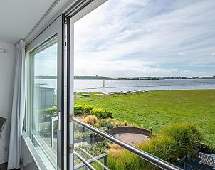 Uitzicht vanaf de slaapkamer van VZ2312 Vakantiehuis in Kamperland op het meer, Noord-Beveland, Zeeland.