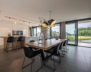 Moderne Kche in VZ2401 Luxusvilla in Kamperland mit Essbereich in Noord-Beveland, Zeeland.