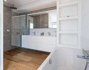 Elegantes Schlafzimmer mit eigenem Bad in VZ2401 Luxusvilla in Kamperland, Nord-Beveland, Zeeland.