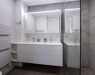 Schlafzimmer mit Zugang zur Terrasse in VZ2401 Luxusvilla in Kamperland, Noord-Beveland, Zeeland.