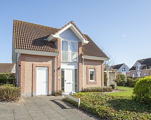 Villa 6A in Kamperland, een charmant vakantiehuis in Zeeland met een prachtig exterieur en groene omgeving.