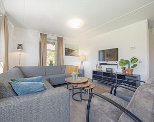 Gemtliches Wohnzimmer der Villa 8A, eines Ferienhauses in Kamperland, Noord-Beveland, mit komfortabler Sitzecke und moderner Einrichtung.
