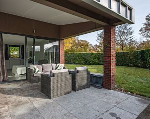 berdachte Terrasse mit Gartenblick im Ferienhaus Beukenlaan 1 | Ruiterplaat, Noord-Beveland.