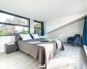 Helles Schlafzimmer mit groem Fenster im Ferienhaus Beukenlaan 1 | Ruiterplaat, Kamperland.