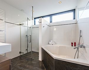 Luxurises Badezimmer mit Badewanne im Ferienhaus Beukenlaan 1 | Ruiterplaat, Kamperland.