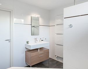 Modernes Waschbecken und Spiegel im Ferienhaus Beukenlaan 1 | Ruiterplaat, Noord-Beveland.