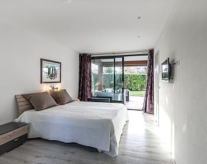 Schlafzimmer mit Blick auf den Garten im Ferienhaus Beukenlaan 1 | Ruiterplaat, Kamperland.