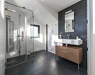 Gerumiges Badezimmer mit begehbarer Dusche im Ferienhaus Beukenlaan 1 | Ruiterplaat, Kamperland.