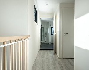 Heller Korridor mit Holztreppe im Ferienhaus Beukenlaan 1 | Ruiterplaat, Nord-Beveland.