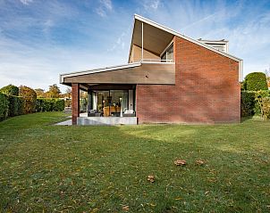 Seitenansicht des Ferienhauses Beukenlaan 1 | Ruiterplaat mit groem Garten, Kamperland.