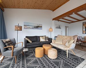 Stijlvolle zithoek in Ostrea 33, Roompot Beach Resort, Kamperland, ideaal voor ontspanning in een vakantiehuis in Noord-Beveland, Zeeland.