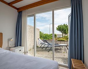 Slaapkamer met uitzicht op de tuin in Ostrea 33, Roompot Beach Resort, Kamperland, vakantiehuis in Noord-Beveland, Zeeland.