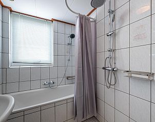 Douche en bad in de badkamer van Ostrea 33, Roompot Beach Resort, Kamperland, vakantiehuis in Noord-Beveland, Zeeland.