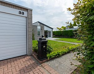 Vooraanzicht van Ostrea 33, Roompot Beach Resort, Kamperland, vakantiehuis met ruime tuin in Noord-Beveland, Zeeland.