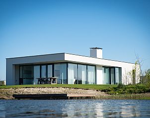 Moderne bungalow Waterlijn 03 | De Groote Duynen aan het water in Kamperland, Noord-Beveland, Zeeland.