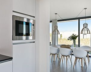 Keuken en eetruimte in Waterlijn 03 | De Groote Duynen, vakantiehuis in Kamperland, Noord-Beveland, Zeeland.