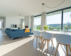 Open leefruimte in Waterlijn 03 | De Groote Duynen, vakantiehuis in Kamperland, Noord-Beveland, met veel lichtinval.