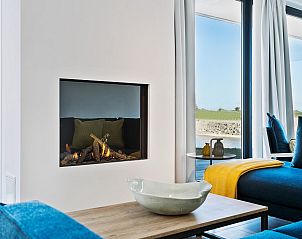 Gezellige zithoek met haard in Waterlijn 03 | De Groote Duynen, vakantiehuis in Kamperland, Noord-Beveland, Zeeland.