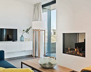 Moderne woonkamer met tv in Waterlijn 03 | De Groote Duynen, vakantiehuis in Kamperland, Noord-Beveland, Zeeland.