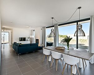 Ruime woon- en eetkamer in Waterlijn 03 | De Groote Duynen, vakantiehuis in Kamperland, Noord-Beveland, Zeeland.