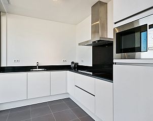 Strakke keuken in Waterlijn 03 | De Groote Duynen, vakantiehuis in Kamperland, Noord-Beveland, Zeeland met moderne apparatuur.