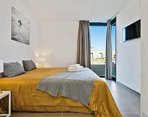 Slaapkamer in Waterlijn 03 | De Groote Duynen, vakantiehuis in Kamperland, Noord-Beveland, Zeeland met groot bed.