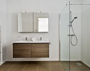 Moderne badkamer in Waterlijn 03 | De Groote Duynen, vakantiehuis in Kamperland, Noord-Beveland, Zeeland met dubbele wastafel.