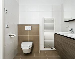 Toilet in Waterlijn 03 | De Groote Duynen, vakantiehuis in Kamperland, Noord-Beveland, Zeeland met moderne afwerking.