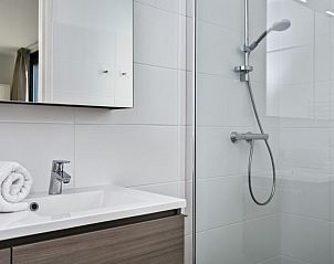 Douche in Waterlijn 03 | De Groote Duynen, vakantiehuis in Kamperland, Noord-Beveland, Zeeland met glazen wand.