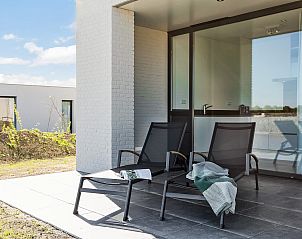 Terras met ligstoelen in Waterlijn 03 | De Groote Duynen, vakantiehuis in Kamperland, Noord-Beveland, Zeeland.