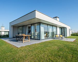 Zonnig terras in Waterlijn 03 | De Groote Duynen, vakantiehuis in Kamperland, Noord-Beveland, Zeeland met tuinmeubilair.