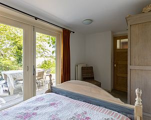 Stilvolles Badezimmer im Ferienhaus ZE184 mit klassischen Fliesen und Holzakzenten in Kamperland, Zeeland.