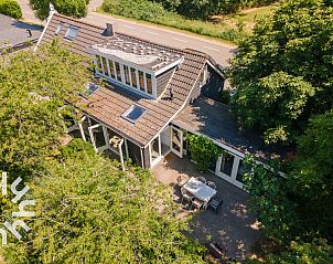 Eingang zum Ferienhaus ZE184, umgeben von Grnpflanzen in Kamperland, Nord-Beveland.