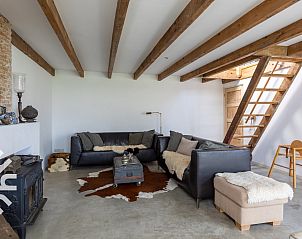 Gerumiges Wohnzimmer mit Kamin im Ferienhaus ZE184, Kamperland, Noord-Beveland, Zeeland.