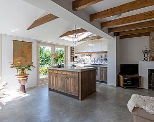 Offene Kche und Wohnzimmer im Ferienhaus ZE184 mit viel Tageslicht, Kamperland.