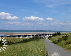 Authentische Holztreppe im Ferienhaus ZE184 mit altem Schild, Kamperland, Zeeland.
