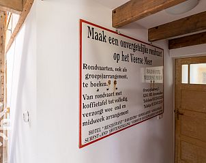 Schlafzimmer mit Holzbalken und Backsteinwand im Ferienhaus ZE184, Kamperland, Zeeland.