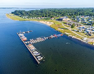 Luftaufnahme des Jachthafens des RCN de Schotsman Camperplaats in Kamperland, Noord-Beveland, umgeben von Grn und Wasser.