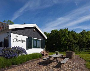 Vakantiehuis ZE947 in Kamperland, Noord-Beveland, omgeven door groene natuur en een serene waterkant, ideaal voor een ontspannen verblijf.