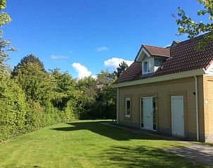 Der sonnige Garten des Ferienhauses Noordzeeboulevard 51 in Kamperland ist ideal zum Entspannen in Zeeland.