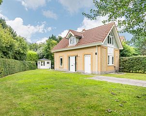 Gerumiger Hinterhof des Ferienhauses Noordzeeboulevard 51 in Kamperland, ideal fr Familien in Nord-Beveland.