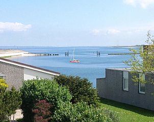 Meerblick in VZ1178 Ferienhaus in Kamperland, Noord-Beveland, mit einem Segelboot auf dem Wasser.