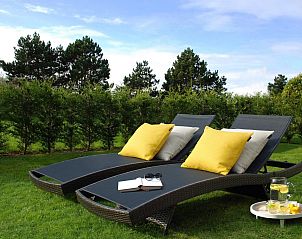 Bequeme Liegesthle im Garten des Ferienhauses VZ1178 in Kamperland, ideal zum Entspannen.