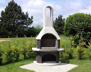 Stilvoller Auenkamin im Garten des Ferienhauses VZ1178 in Kamperland, perfekt fr Sommerabende.