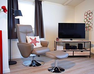 Moderne Leseecke mit Sessel in VZ1178 Ferienhaus in Kamperland, ideal zum Entspannen.