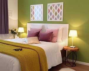 Attraktives Schlafzimmer im Ferienhaus VZ1178 in Kamperland, mit farbigen Akzenten und bequemem Bett.