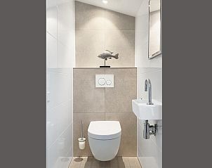 Stilvolles Badezimmer mit Toilette im Ferienhaus VZ1178 in Kamperland, mit moderner Ausstattung.