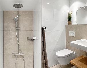 Moderne Dusche und Waschbecken im Ferienhaus VZ1178 in Kamperland, mit luxuriser Ausstattung.