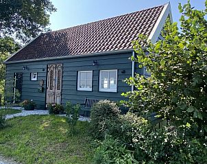 VZ962 Holiday home in Kamperland, attractive exterior with green accents in peaceful North Beveland, Zeeland.