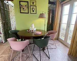 Dining area in VZ962 Holiday home in Kamperland, colorful chairs and warm atmosphere in North Beveland, Zeeland.